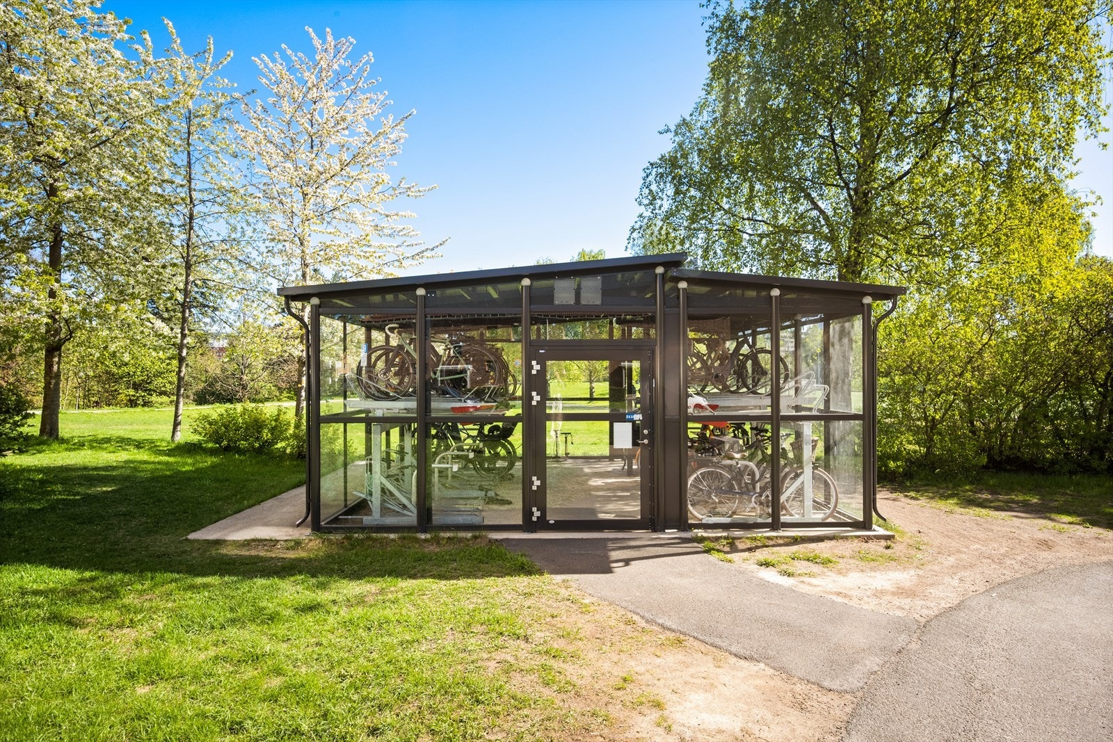 Det er lukket, utvendig sykkelbod. Sykkelparkeringsplasser kan leies av borettslaget. Galleribilde