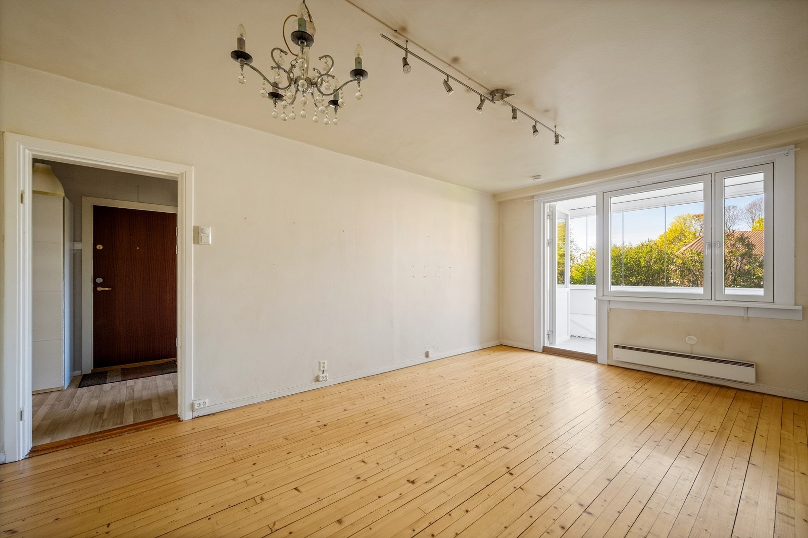 Stuen er lys og romslig med store vindusflater og utgang til balkong. Galleribilde