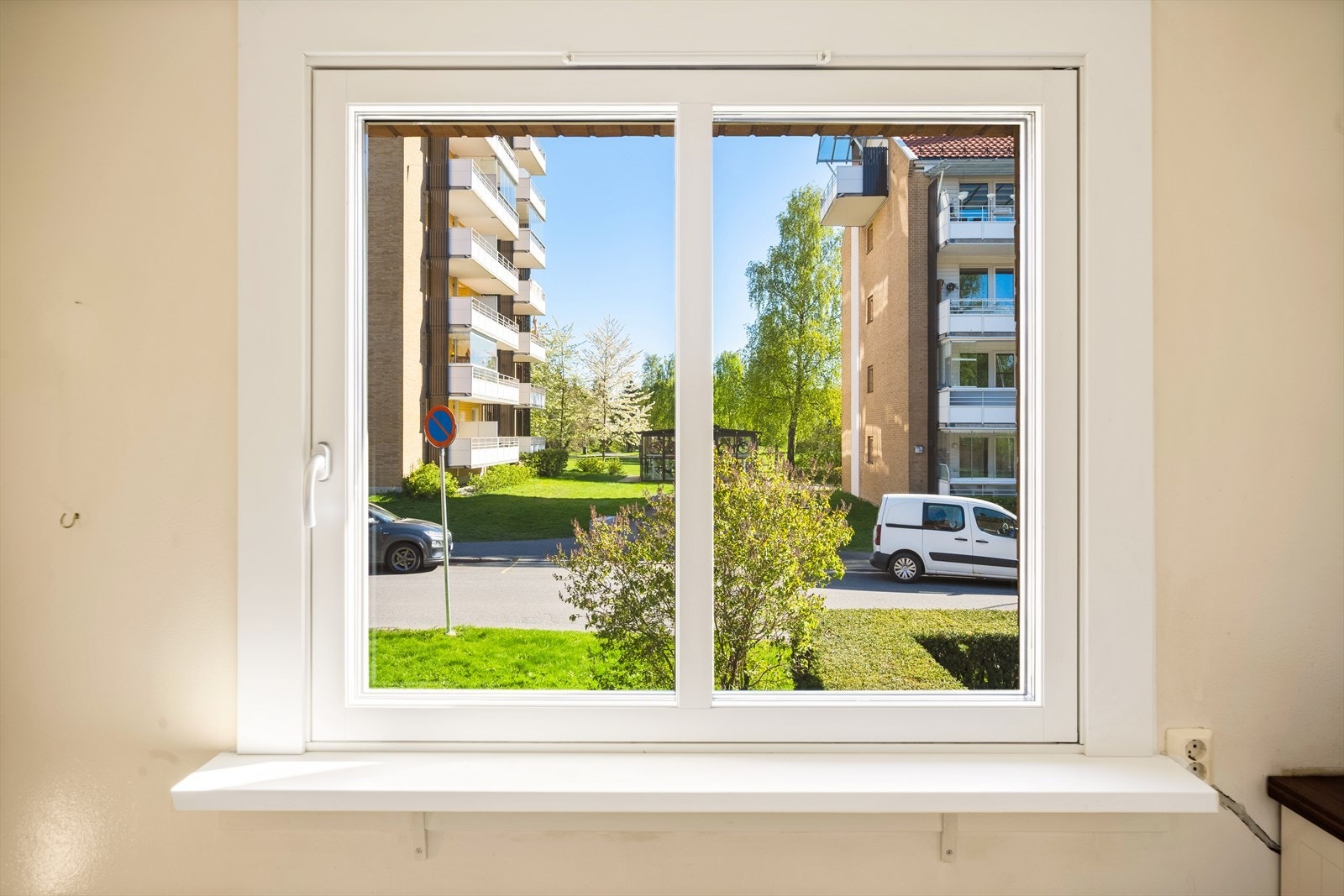 Store vindusflater sikrer godt innslipp av naturlig lys. Galleribilde