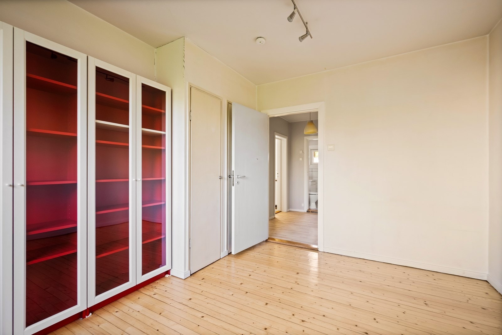 Leiligheten har en gjennomgående og god planløsning med store rom og naturlig arealfordeling. Galleribilde