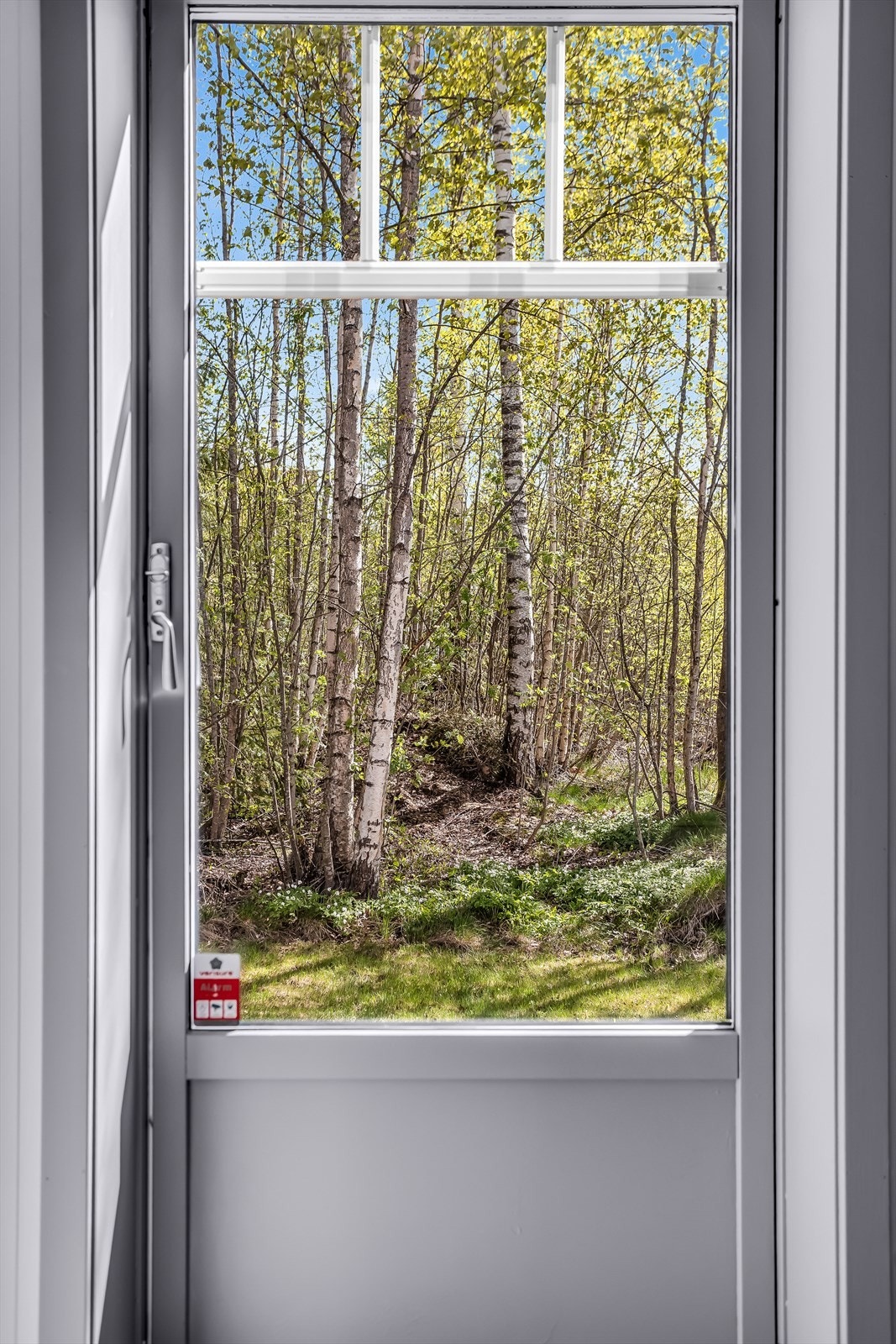 Boligens vinduer og dører er av tre med 3-lags isolerglass, som gir god isolasjon. Galleribilde