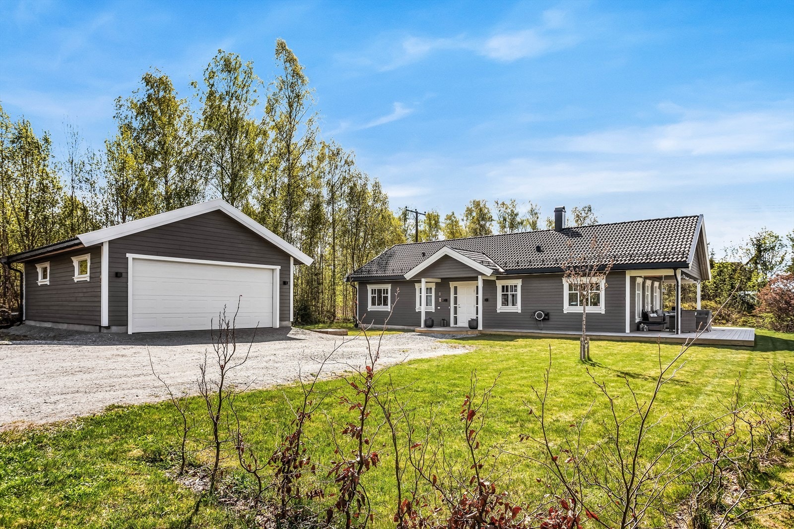 Parkering i garasje og på gårdsplassen. Galleribilde