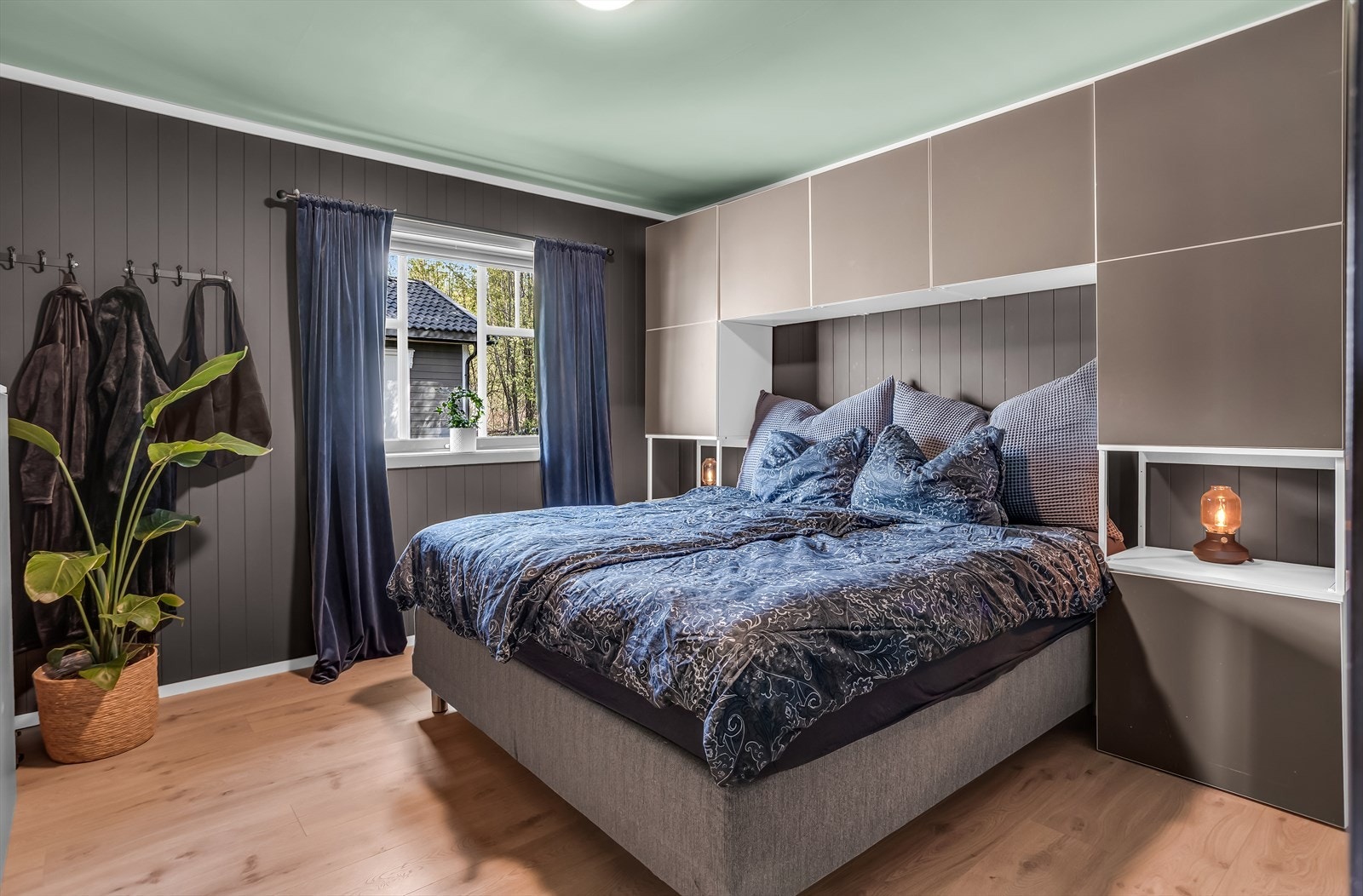 Hovedsoverommet har en smart, plassbygget løsning for oppbevaring rundt sengen. Galleribilde