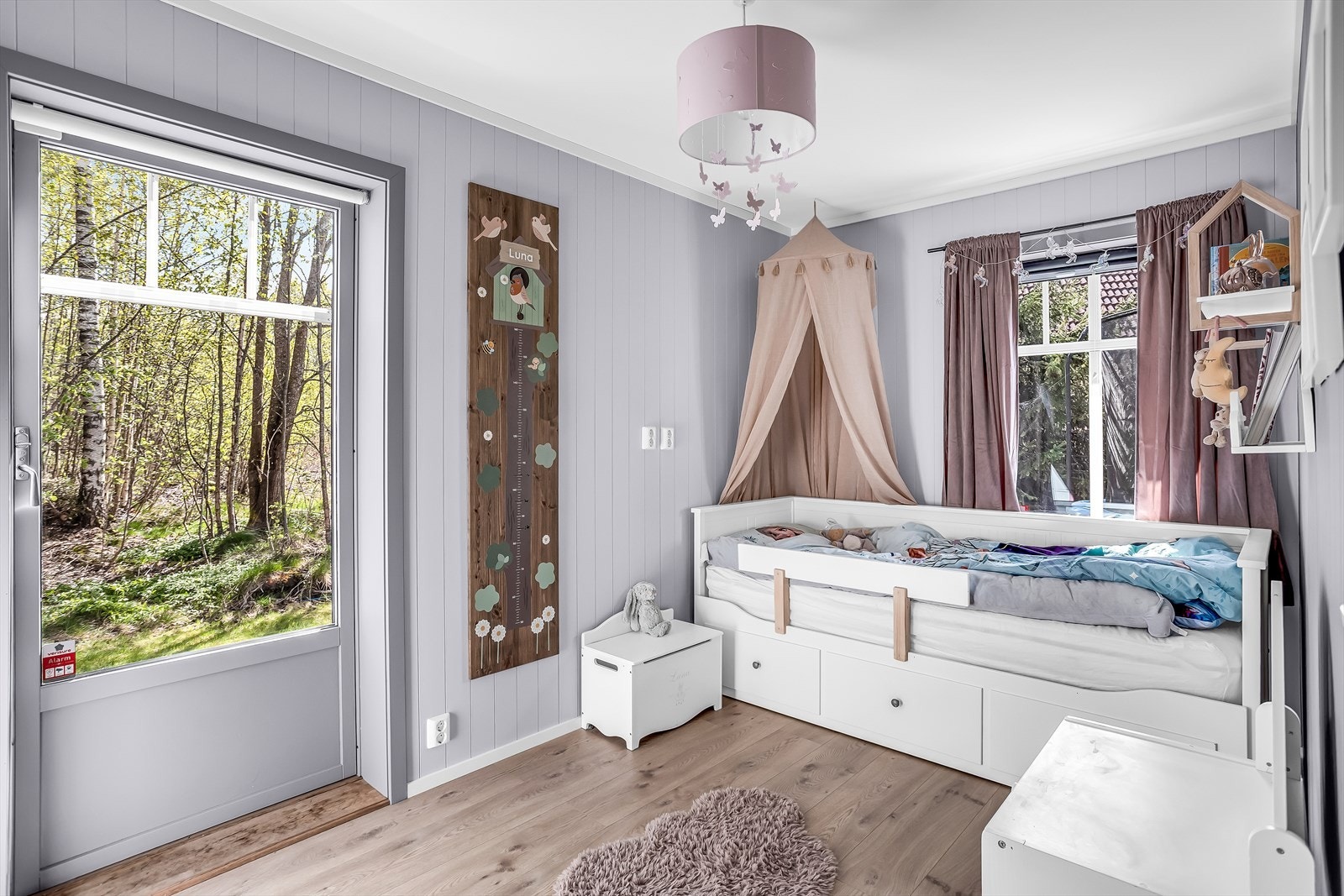 Det ene av de tre soverommene, med utgang til hagen. Galleribilde