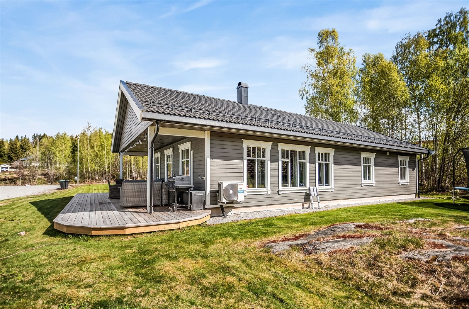 Eneboligen som er fra 2019 har balansert ventilasjon og 3-lags isolerglass i vinduene for god komfort og energieffektivitet. Galleribilde
