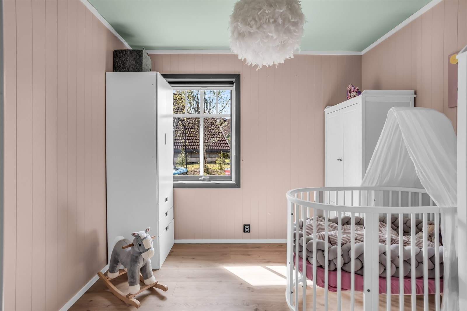 Boligens tredje soverom, også dette med parkett på gulvet og panelplater på veggene. Galleribilde