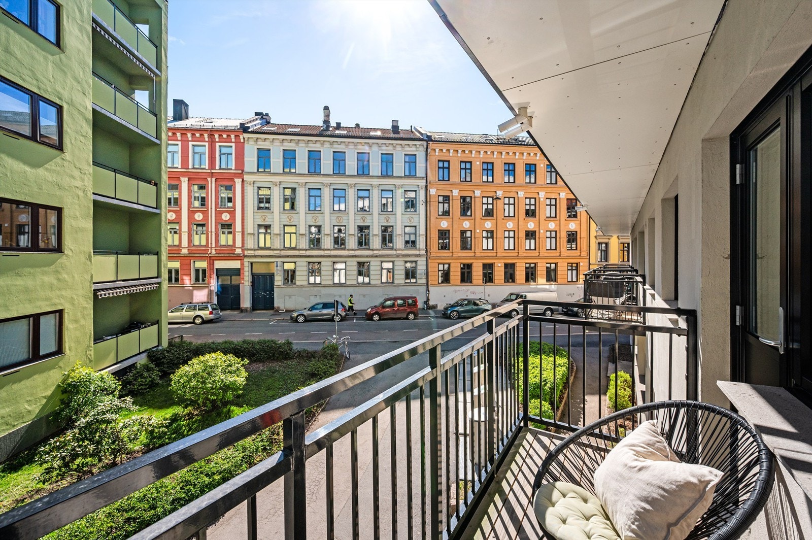 Fra balkongen er det også utsyn mot Øvrefoss' klassiske bygårdsbebyggelse. Galleribilde