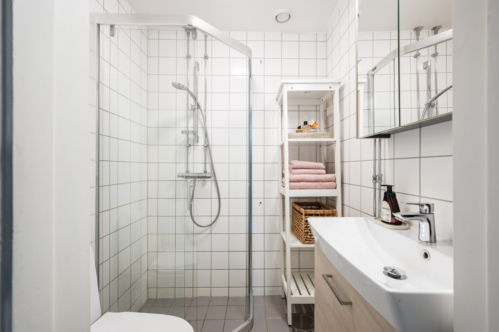 Pent flislagt bad med varme i gulv. Galleribilde