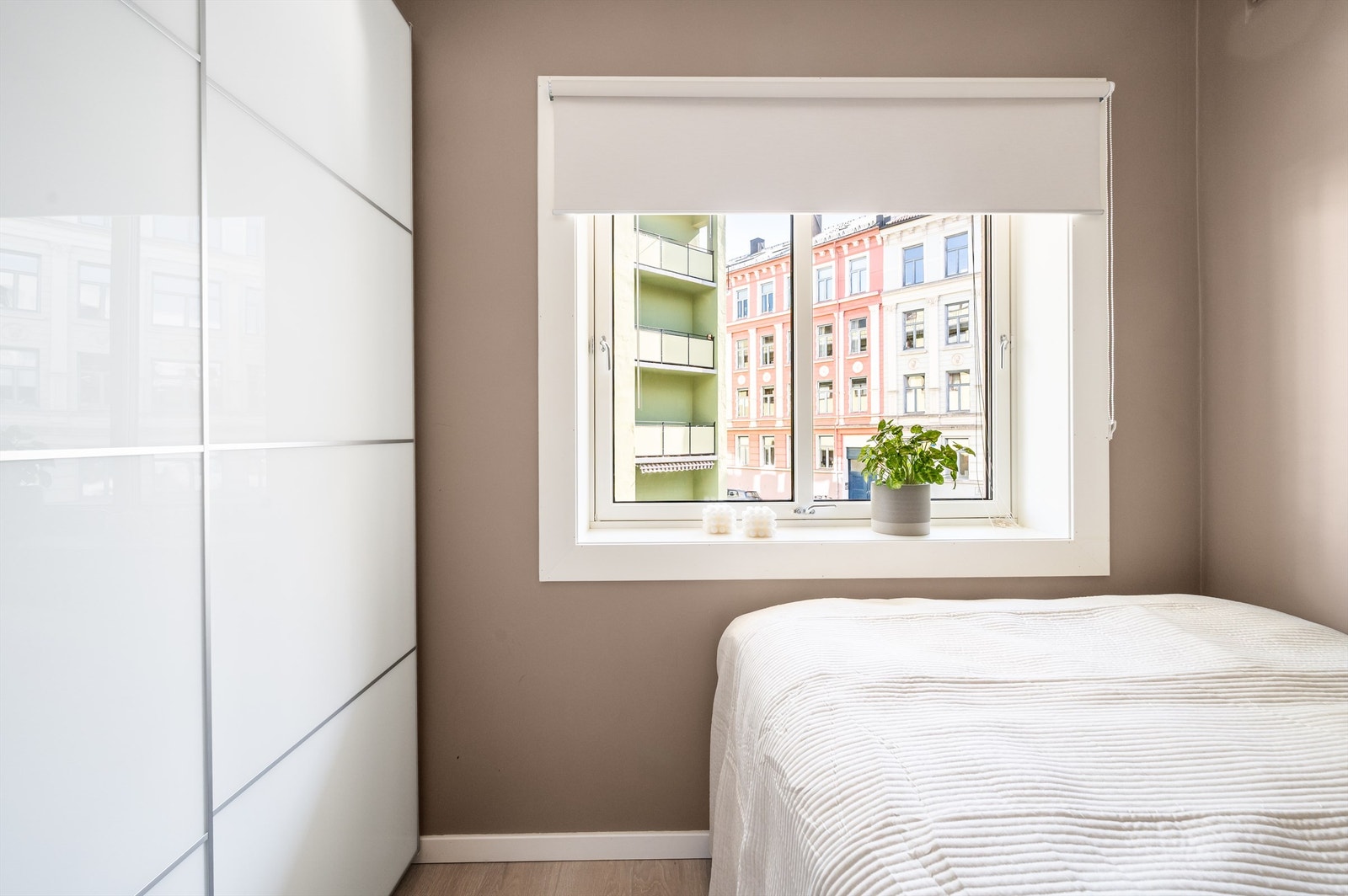 Det er god oppbevaringsplass i skyvedørsgarderobe. Galleribilde