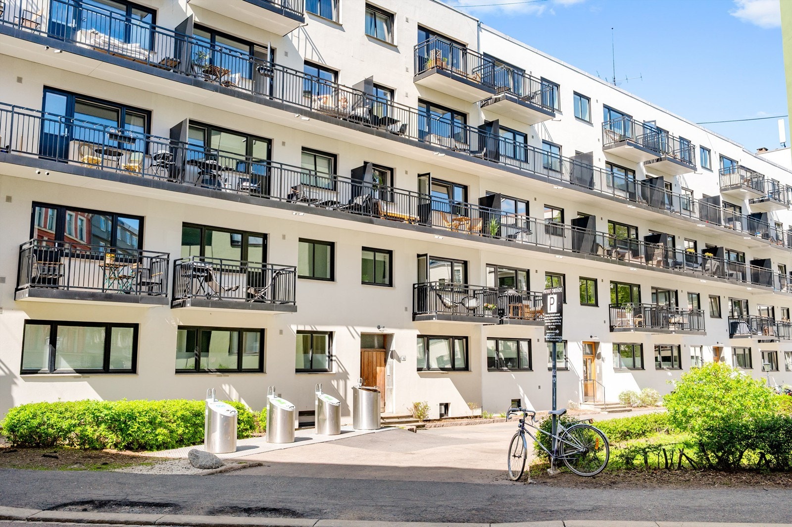 Leiligheten ligger i en klassisk bygård fra 1939, med en sentral og attraktiv beliggenhet. Galleribilde