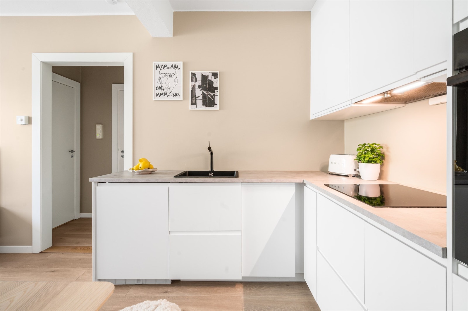 Videre har kjøkkenet integrerte hvitevarer bestående av stekeovn, platetopp, oppvaskmaskin, kjøl-/fryseskap. Det er også opplegg for vaskemaskin på kjøkkenet. Galleribilde