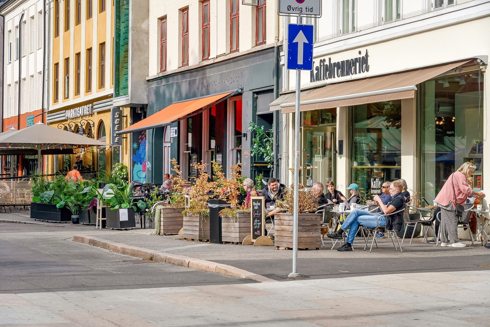 Området rundt leiligheten er proppfull av koselige spiseplasser, antikvitetsbutikker, barer og kafeer. Galleribilde