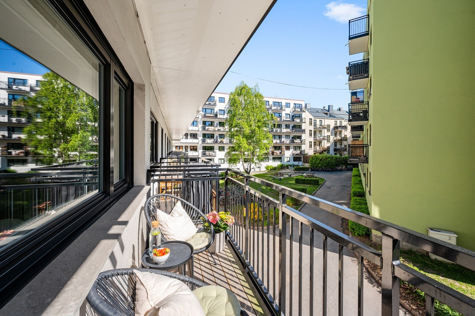 Med utgang fra stuen har leiligheten en flott og romslig balkong. Balkongen er østvendt og er på ca. 4 kvm. Balkongen vender mot aksjelagets rolige og grønne bakgård. Galleribilde