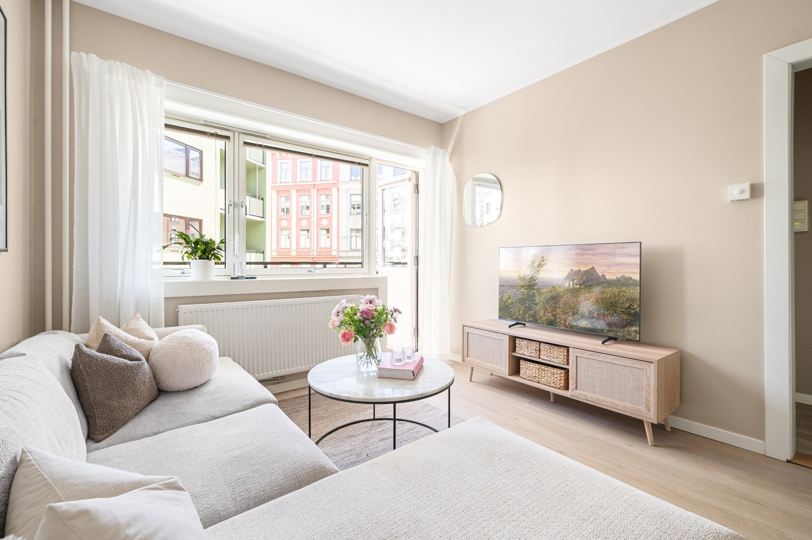 Stuen har god plass til både sofagruppe og TV-møblement. Galleribilde