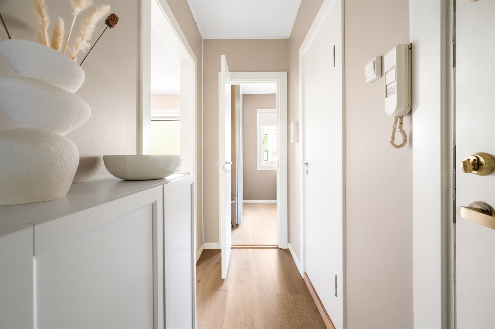 Entreen fungerer som leilighetens bindeledd, med adkomst til alle rom. Velkommen inn! Galleribilde