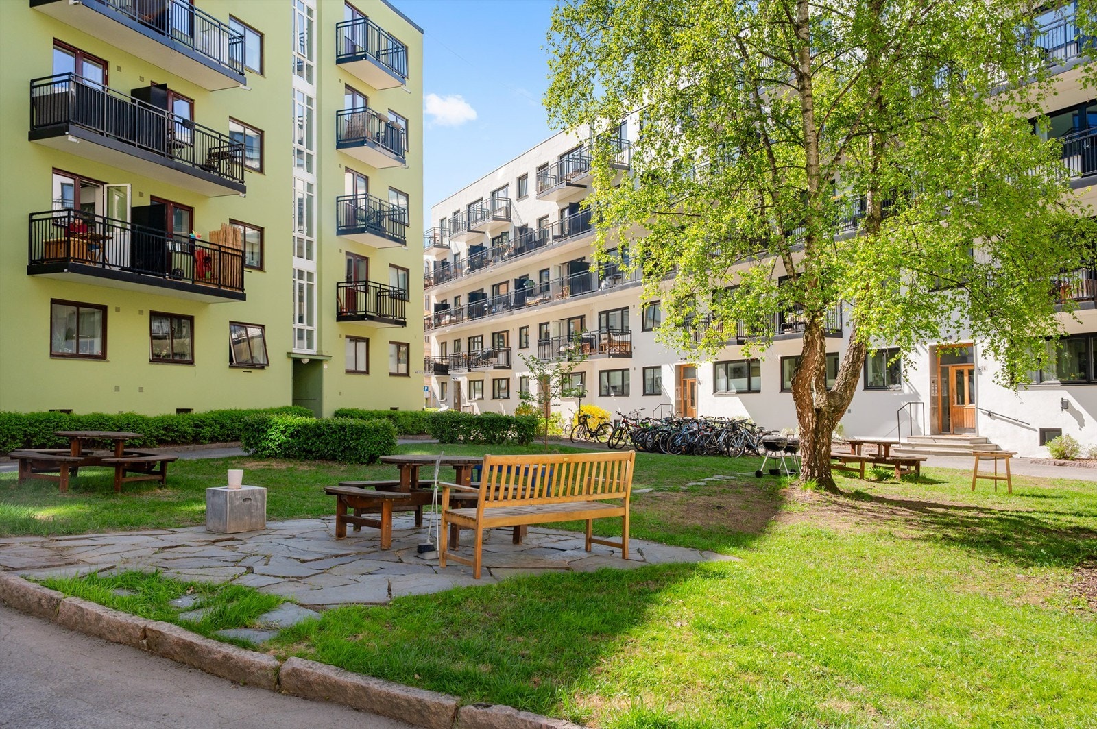 Bakgården er et sosialt samlingspunkt med mulighet for grilling på sommeren. Galleribilde