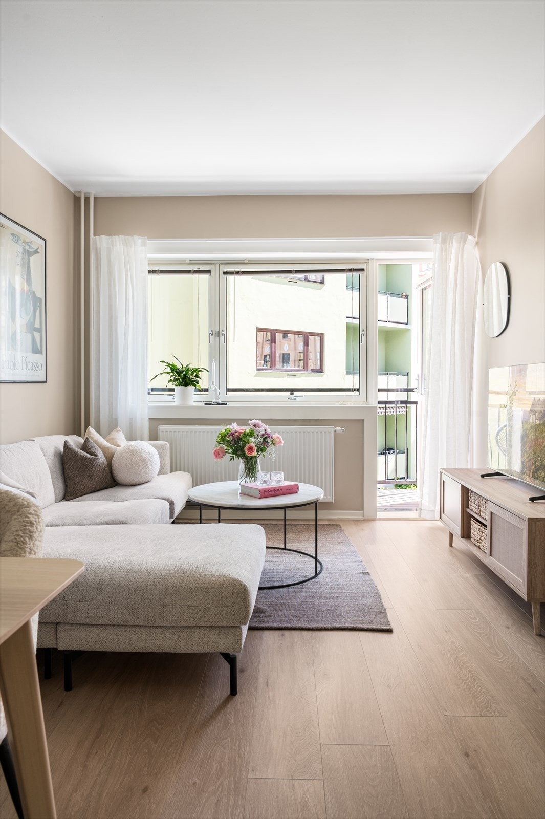 Gjennomgående lys og pen standard i leiligheten. Fra stuen er det direkte utgang til balkongen, som blir en naturlig forlengelse av rommet på sommerstid. Galleribilde