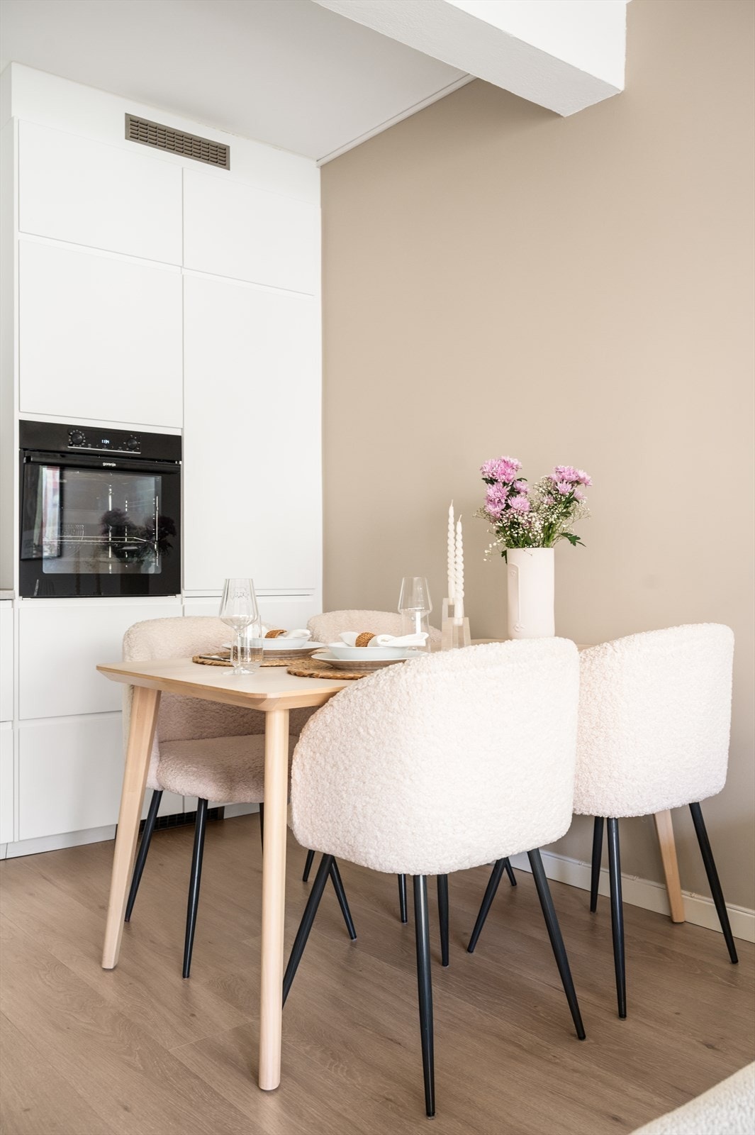 Spiseplassen samler familie og venner til hyggelige måltider. Galleribilde