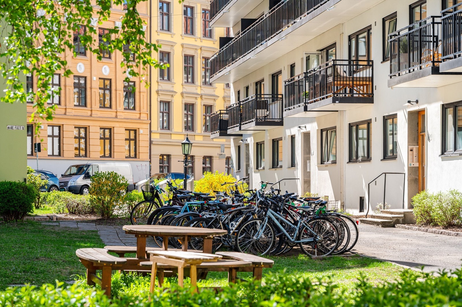Aksjelaget har en stor, felles bakgård med plen, sittegrupper og sykkelparkering. Galleribilde