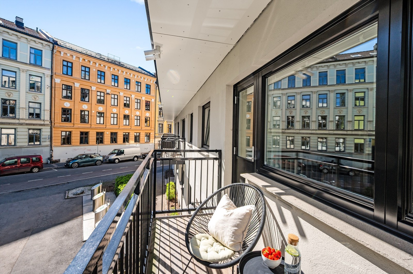 Balkongen har plass til en hyggelig sittegruppe. Galleribilde