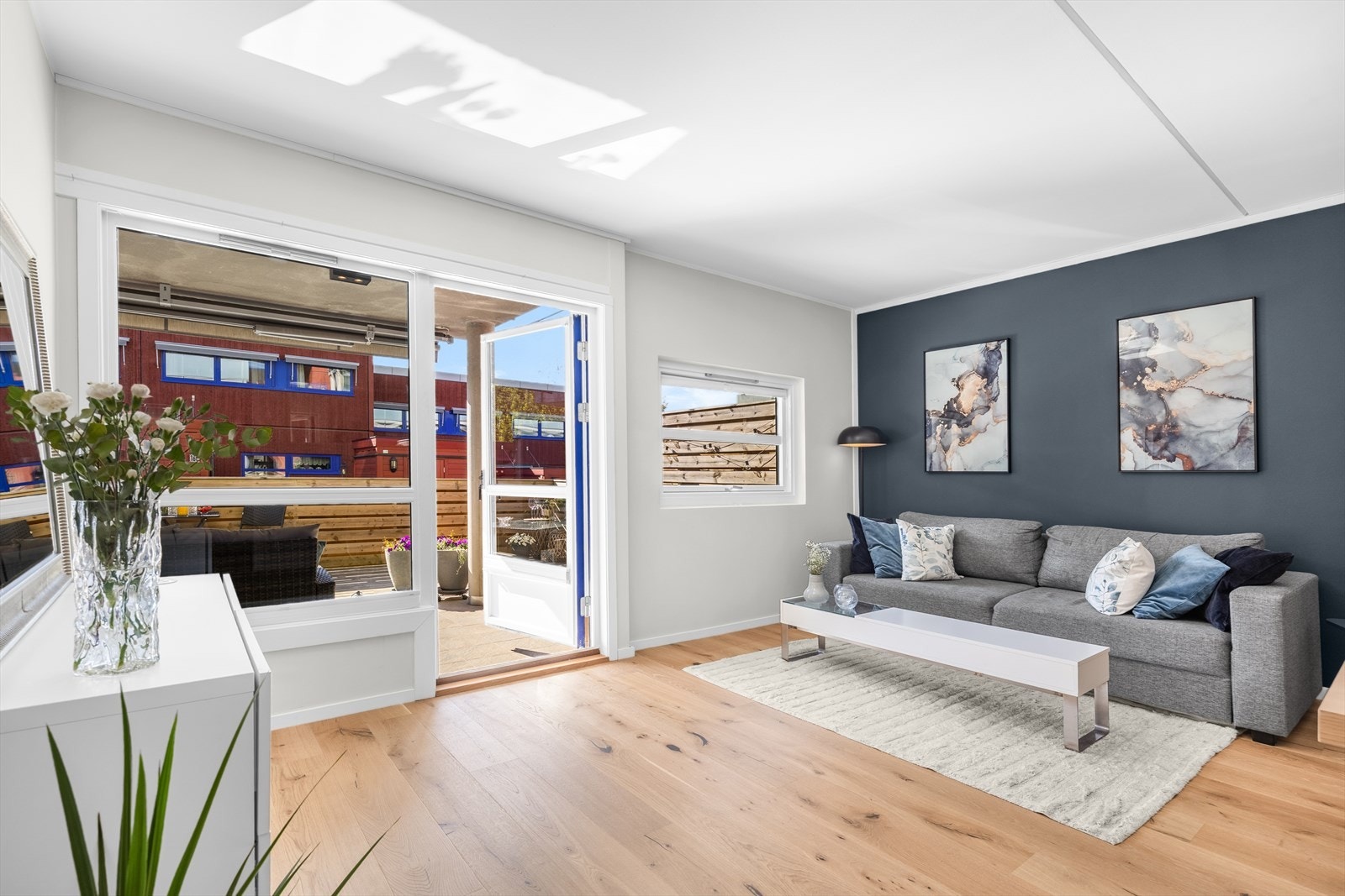 Fra stuen har du enkel tilgang til en herlig, privat uteplass. Galleribilde