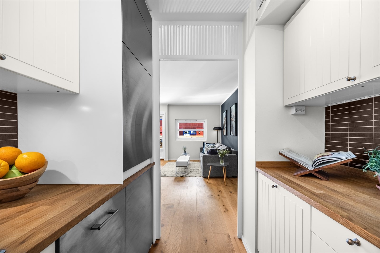 Det følger også med komfyr, platetopp, oppvaskmaskin, og kjøleskap. Det er i tillegg lagt opp opplegg for vaskemaskin. Galleribilde