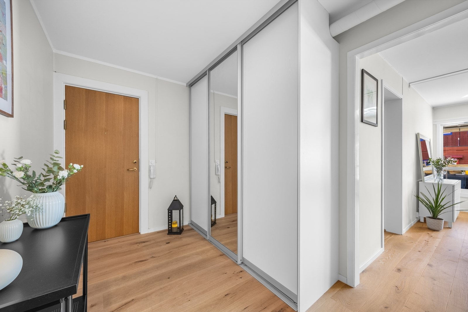 Boligen har enkel, trappefri adkomst, og et lyst og innbydende inngangsparti. Her er det også godt med garderobeplass! Galleribilde