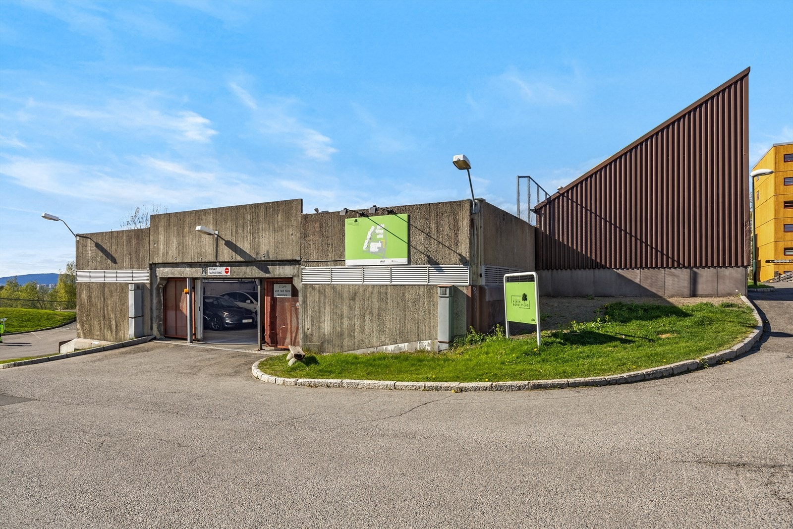 Det er mulig å leie både biloppstillingsplass og garasjeplass gjennom borettslaget. Galleribilde