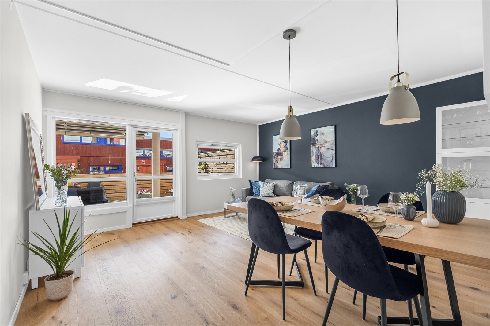 Dette er en lys og innbydende 2-roms med god standard, praktisk planløsning og rolig, tilbaketrukket beliggenhet. Galleribilde
