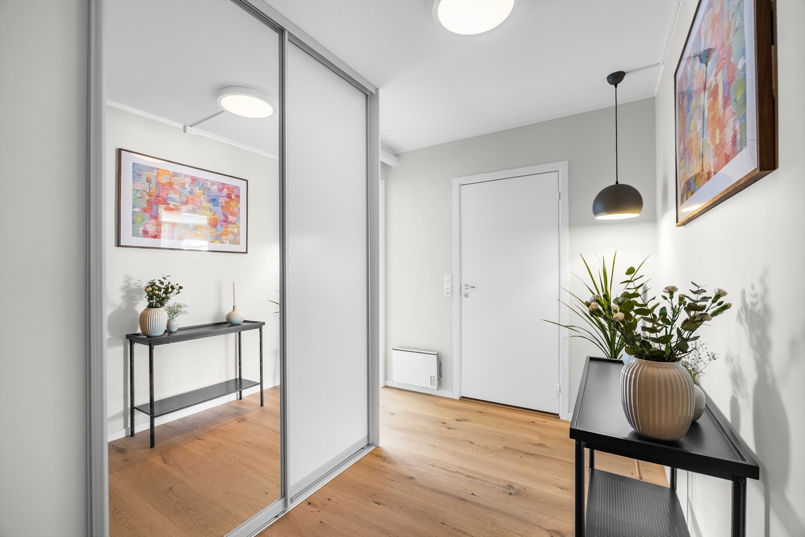 Stor skyvedørsgarderobe, og samtidig plass til diverse øvrig møblement. Galleribilde