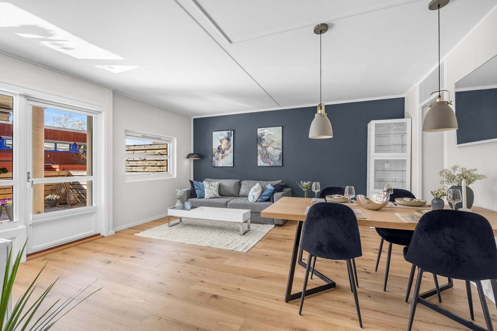 Pen parkett på gulvene gir rommet et lunt og behagelig preg. Galleribilde