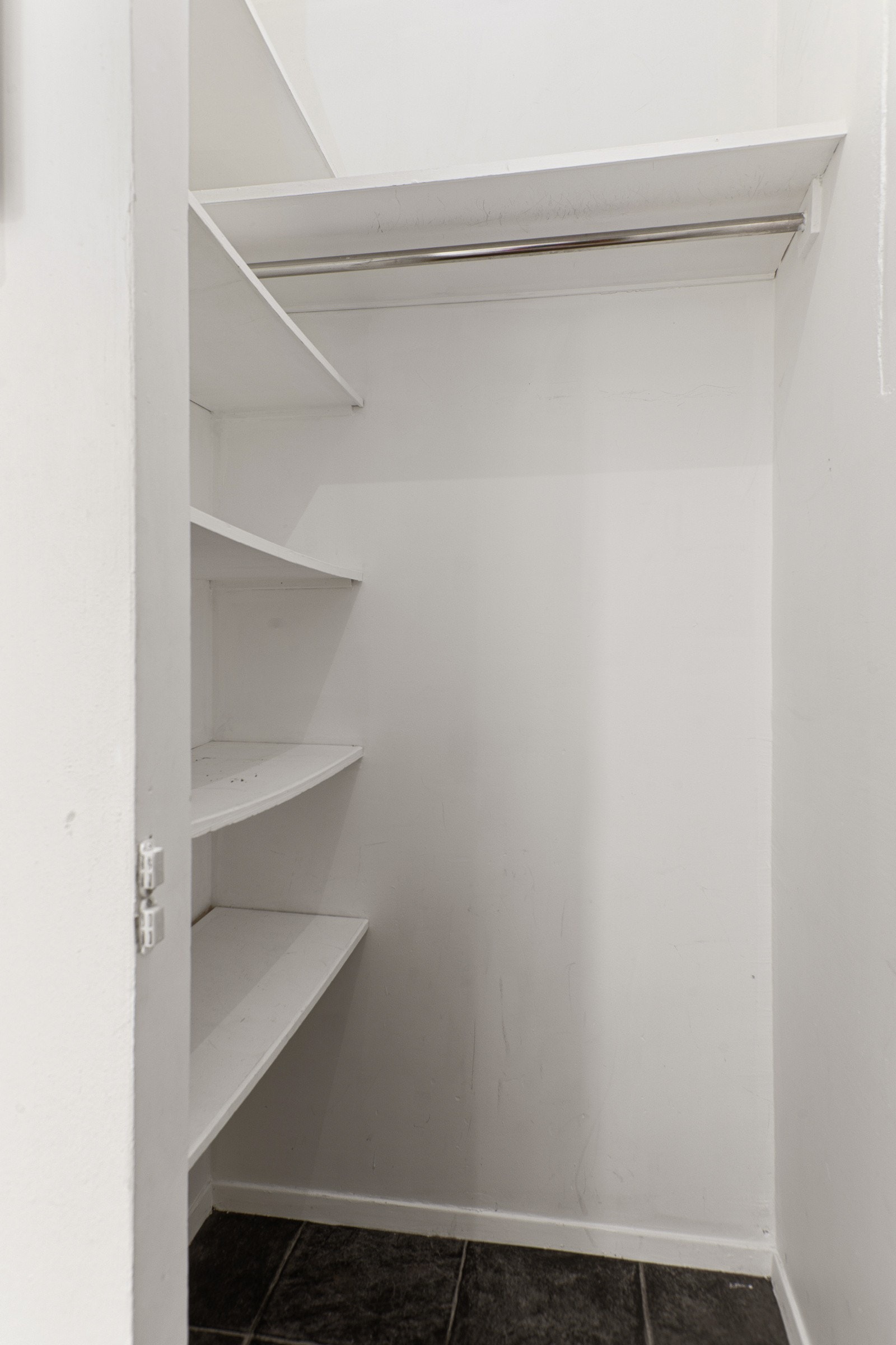 Entreen har et innebygd skap med innredning, og ekstra lagringsplass finnes i en ekstern bod. Galleribilde