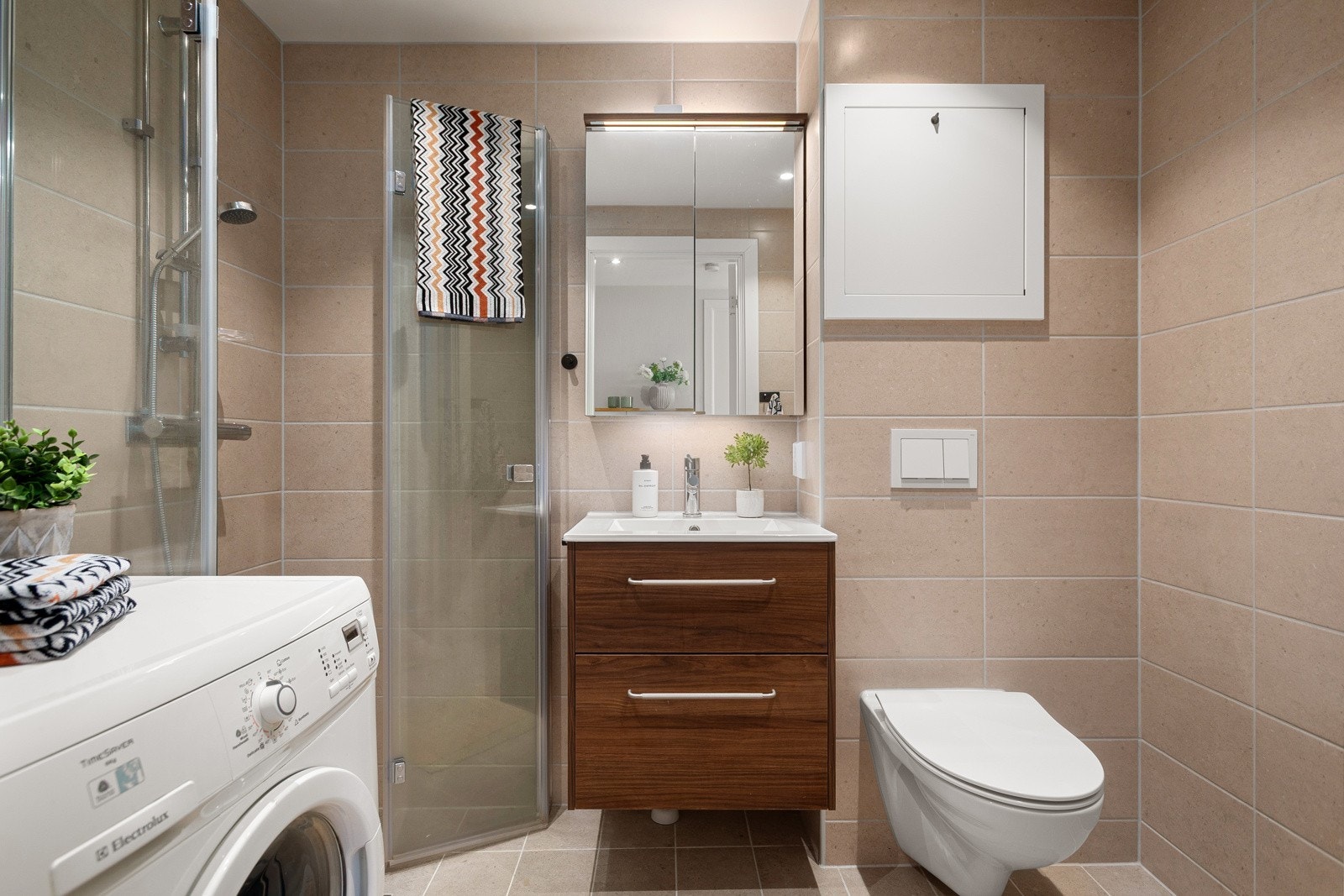 Downlights og varmekabler er installert, og på badet er det vegghengt toalett, opplegg for vaskemaskin og et dusjhjørne med innfellbare vegger. Galleribilde