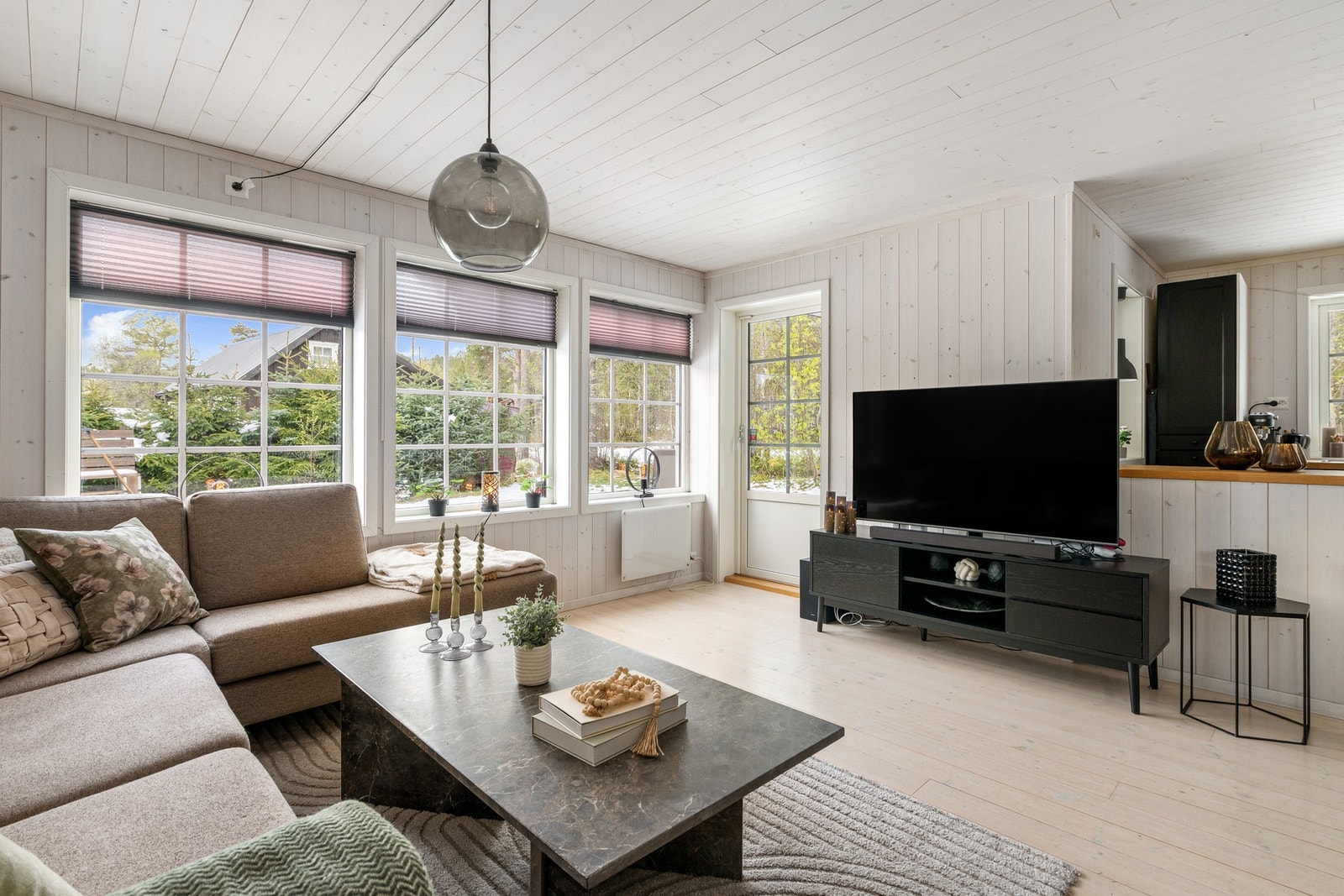 Åpen stue/kjøkken løsning. Tilkomst til veranda og uteområde. Galleribilde