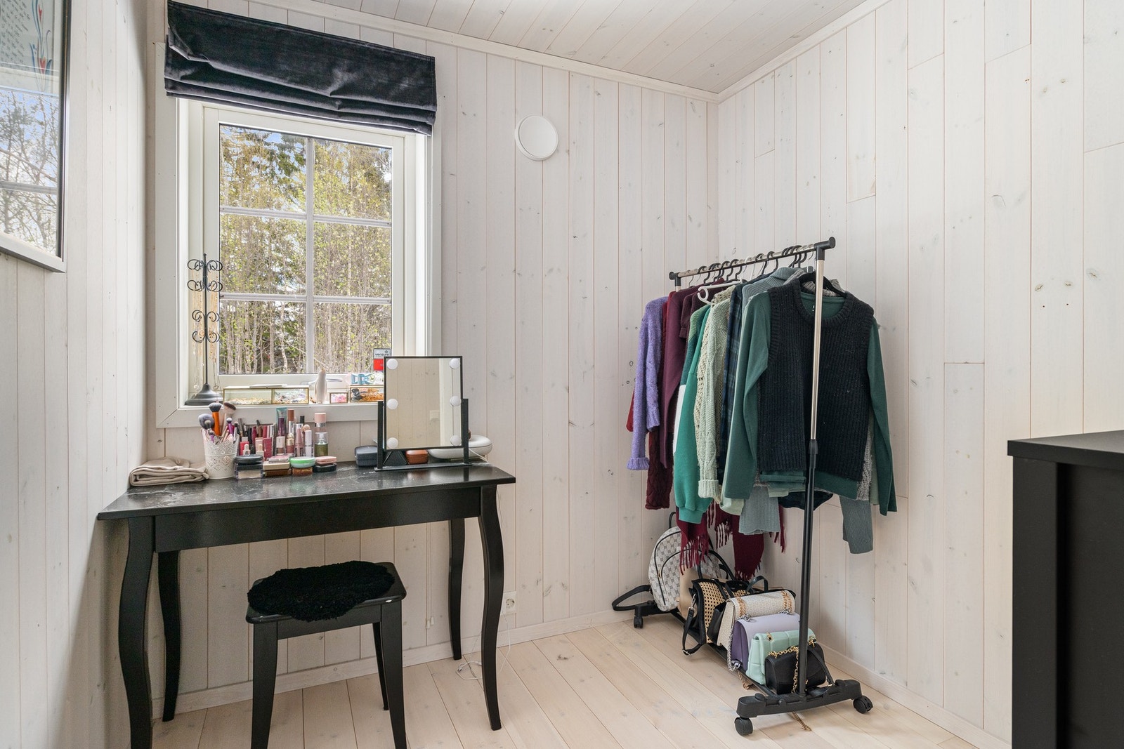 Hytten har 2 soverom i tillegg til hems. Galleribilde