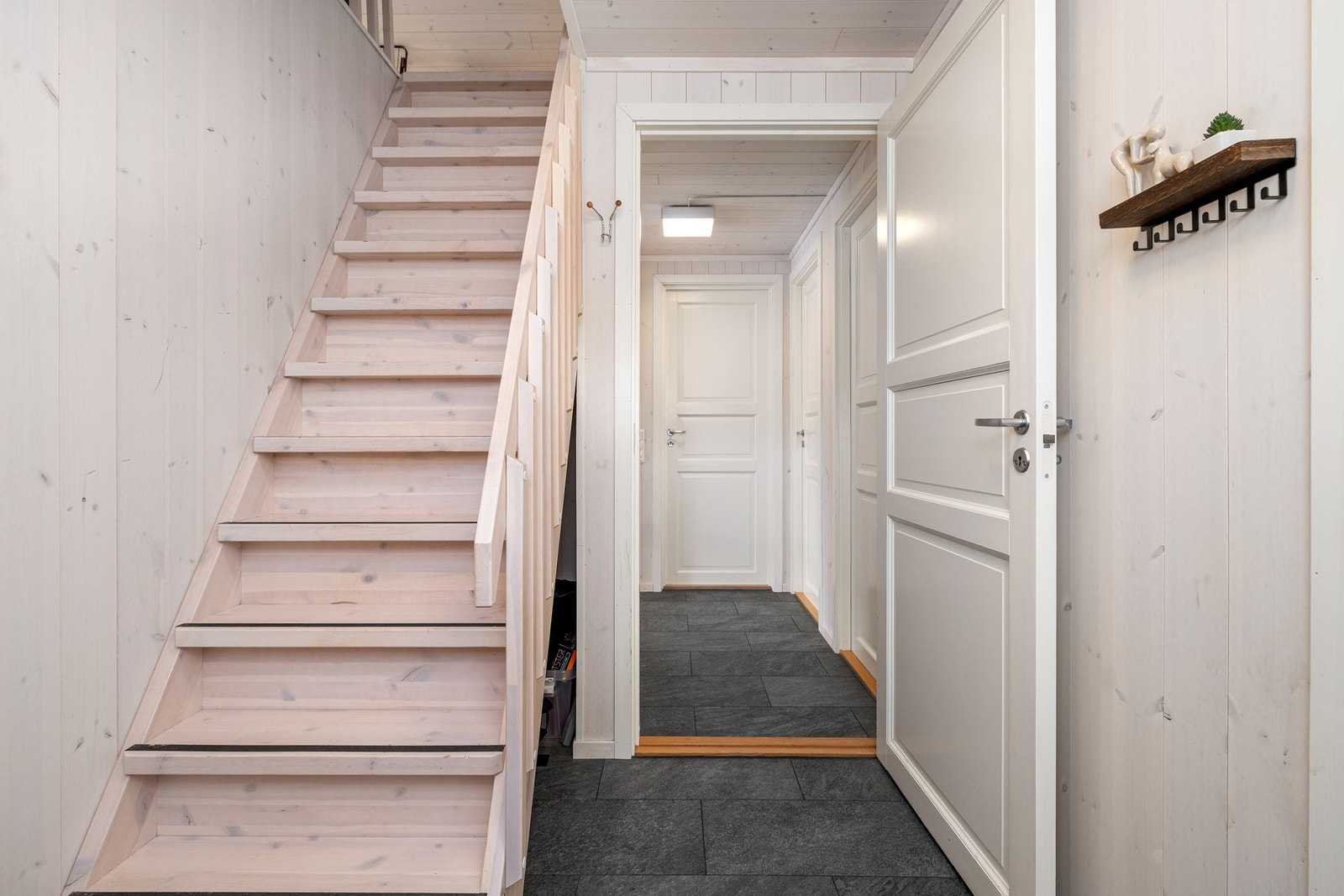 Velkommen! Godt med lagring under trapp. Galleribilde