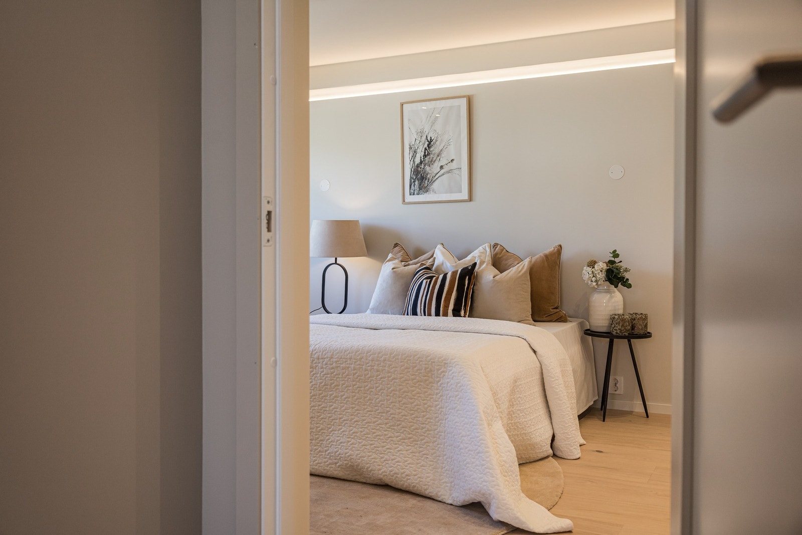 Hovedsoverommet byr på en lun og avslappende atmosfære med elegante materialvalg Galleribilde