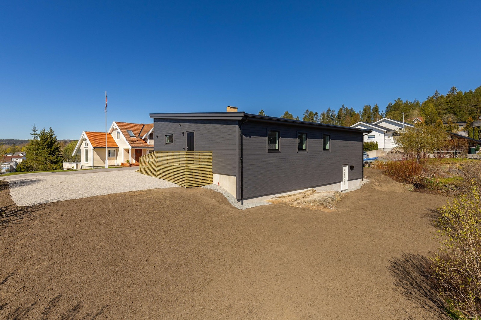 Romslig uteområde med gode utviklingsmuligheter og familievennlige omgivelser Galleribilde