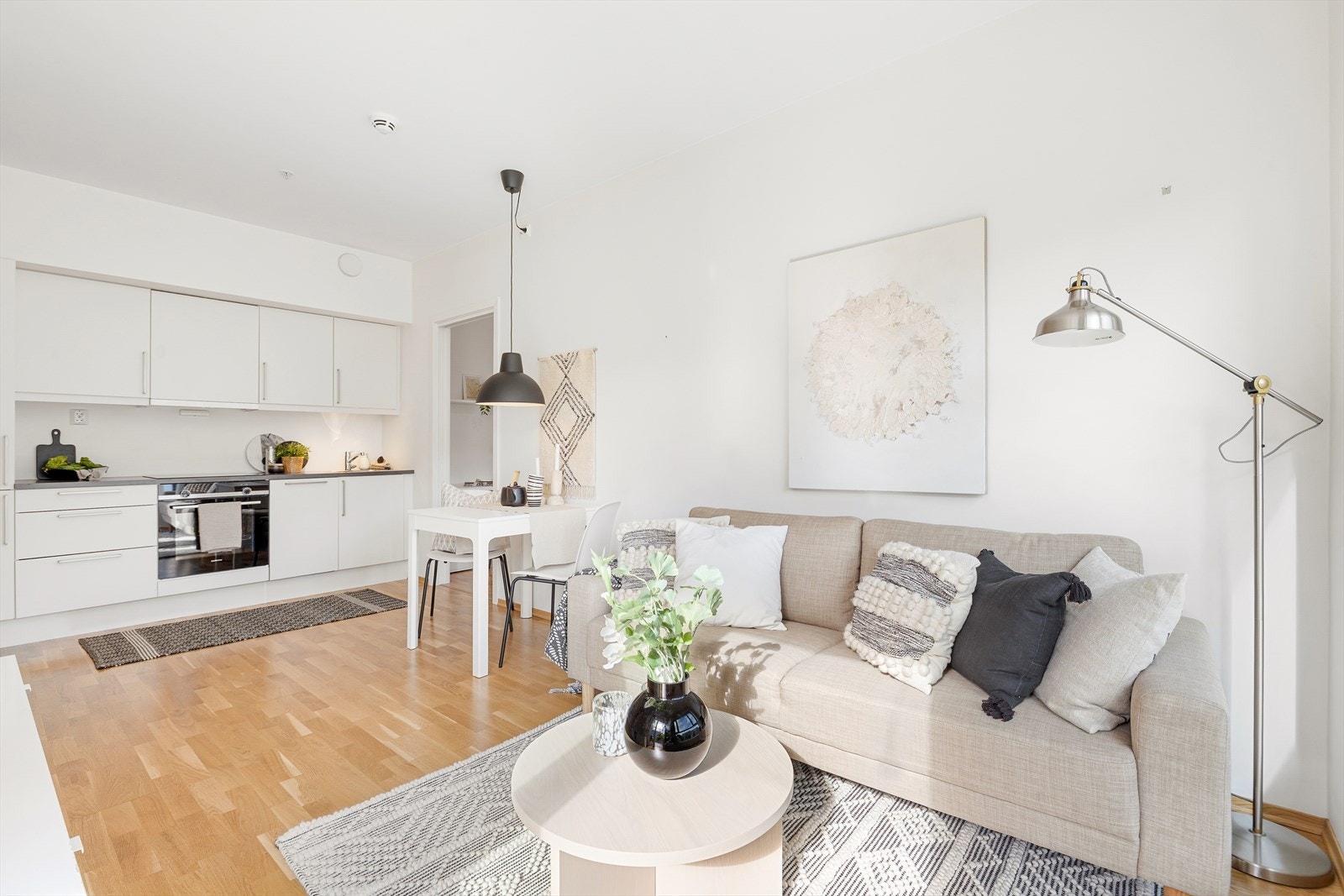 Planløsningen legger til rette for både sofakrok og spisebord. Her kan det også innredes med et større spisebord, eller bord med ileggsplate. Galleribilde