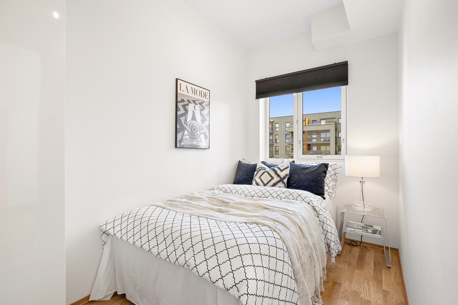 Leiligheten har to lyse soverom på hhv. 7,5 og 8 m². Soverommet på 7,5 m² kan innredes som gjesterom, barnerom, kontor eller klesrom. Galleribilde
