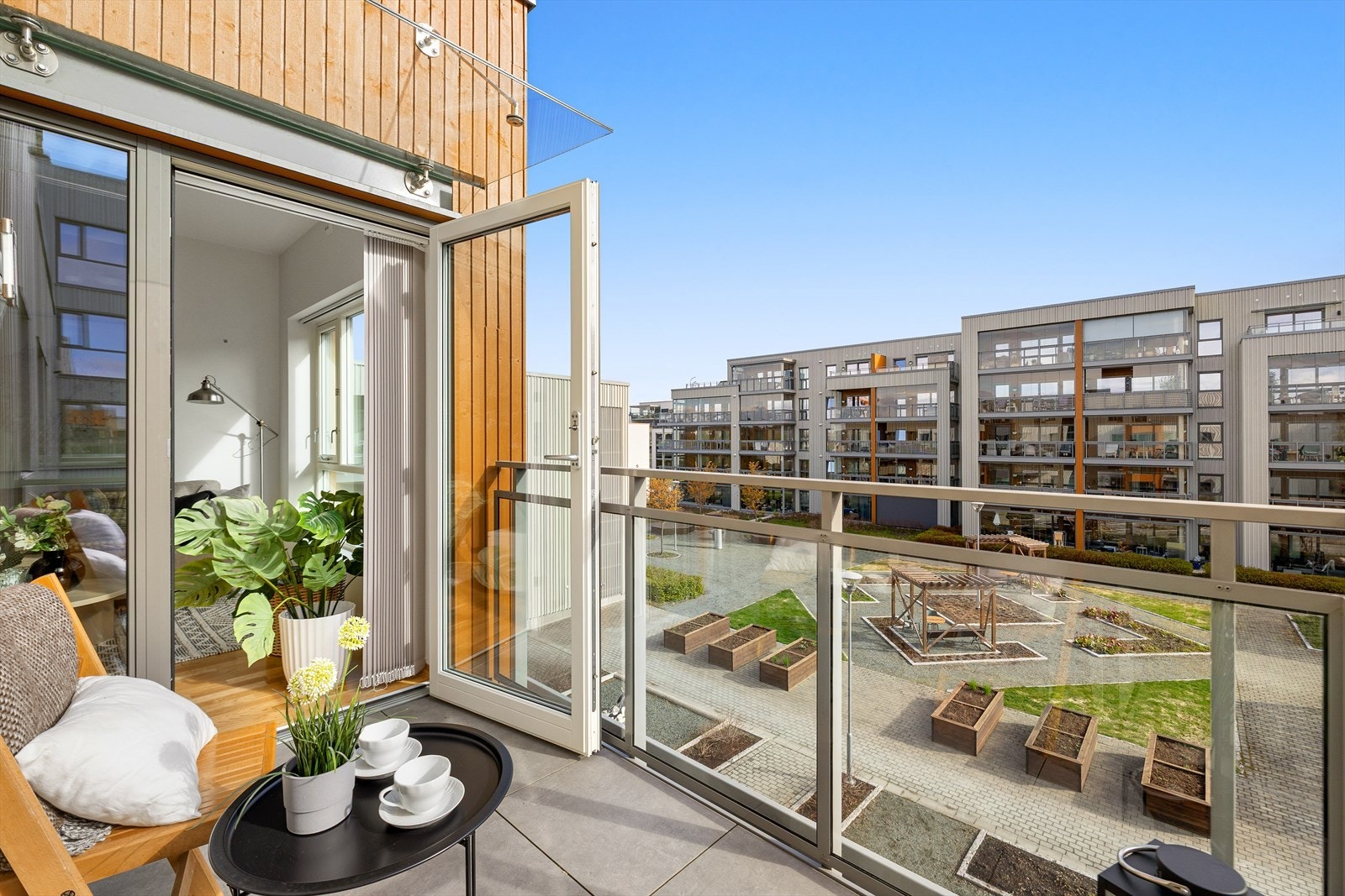 Vinduene er utstyrt med moderne tre-lags-glass. Dette gir god varmeisolasjon, reduserer varmetap og bidrar til et mer energieffektivt inneklima. Galleribilde