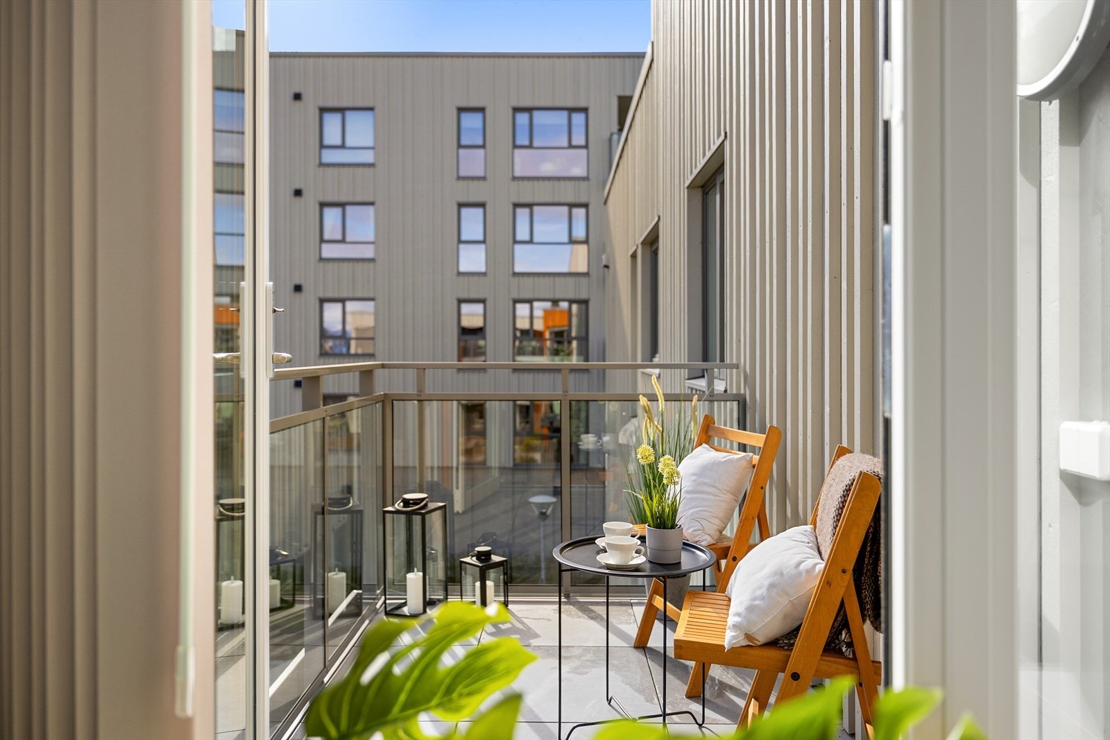 Fra stuen er det utgang til en flott balkong på 4 m² som vender inn mot sameiets fine og grønne fellesareal. Galleribilde