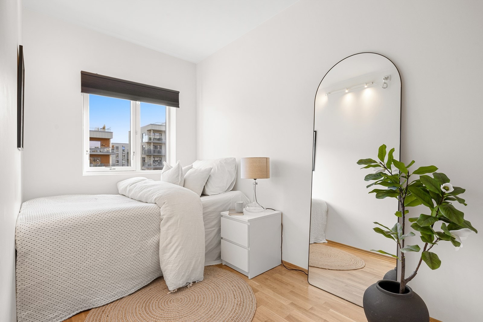 Hjemmets hovedsoverom er oppmålt til hele 8 m² og kan fint innredes med dobbeltseng, nattbord, og skrivebord/kontorløsning. Galleribilde