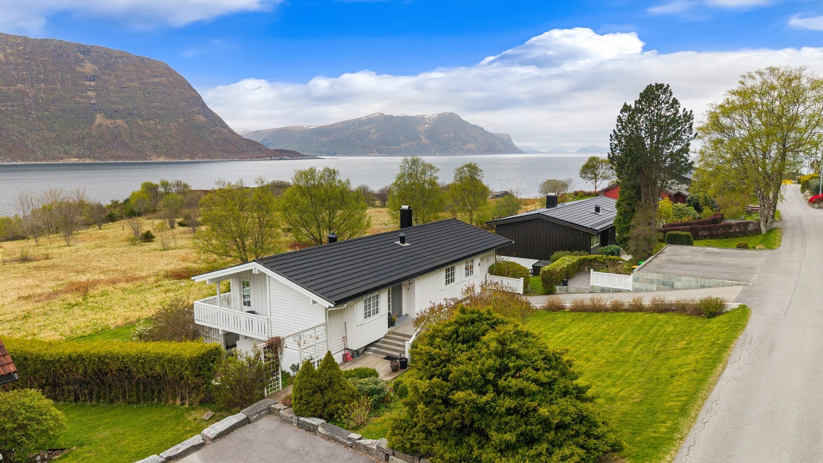 Eiendommen har en unik beliggenhet på Sævollen, med kort vei ned til fjøresteinene og flotte turmuligheter
Foto: Stian Wiik Galleribilde