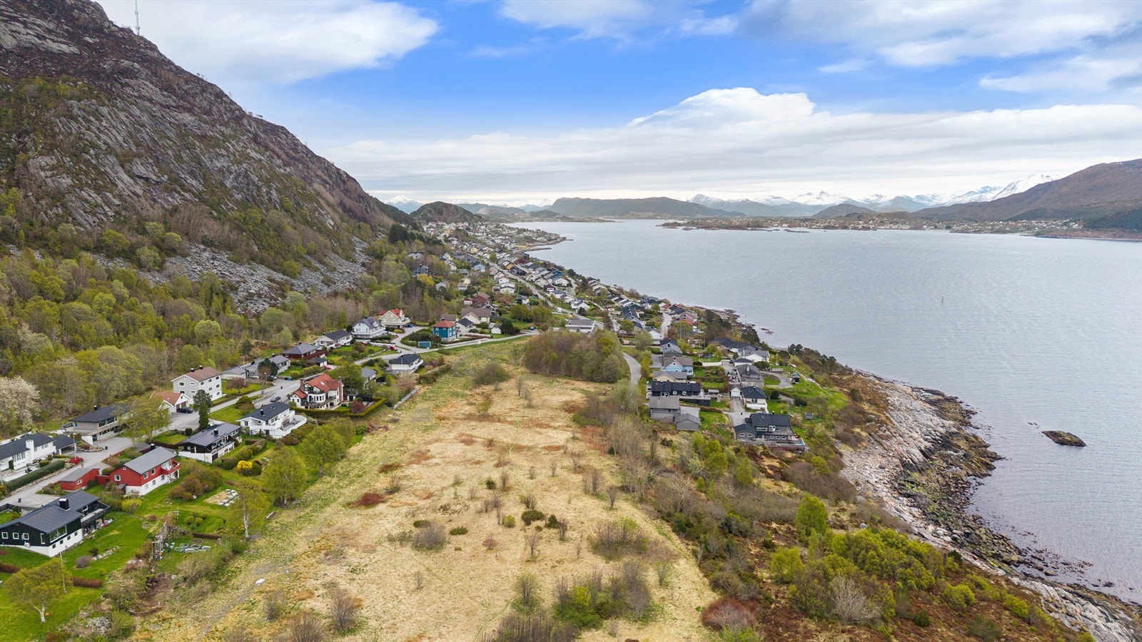 Dronefoto sett fra vest mot øst Galleribilde
