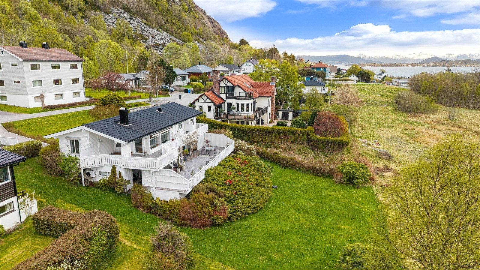 En sørvendt skråning gir eiendommen en flott posisjon i terrenget Galleribilde