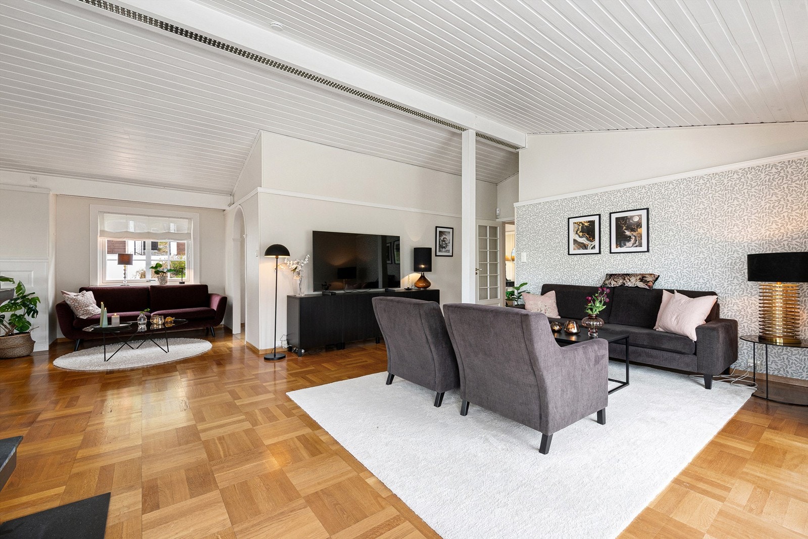 Den åpne planløsningen gir rommet en generøs størrelse og fleksible møbleringsmuligheter Galleribilde