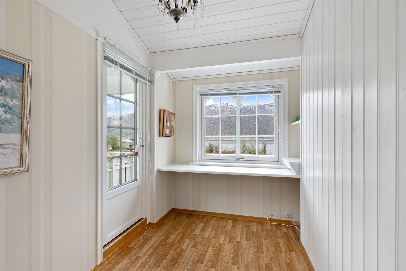 Dette rommet har egen utgang til terrassen og egner seg godt som soverom eller kontor Galleribilde