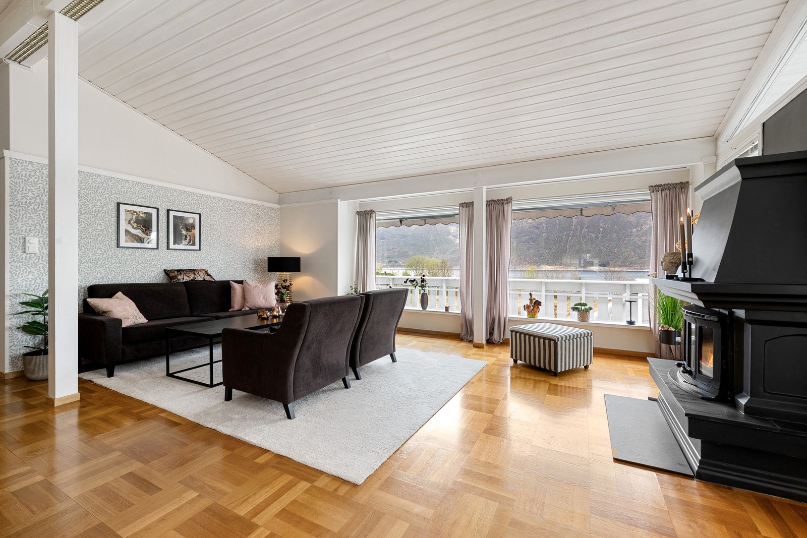 Stuen er utvidet for en åpen og sosial planløsning, med en sentralt plassert peisovn som gir varme og hygge
Foto: Stian Wiik Galleribilde