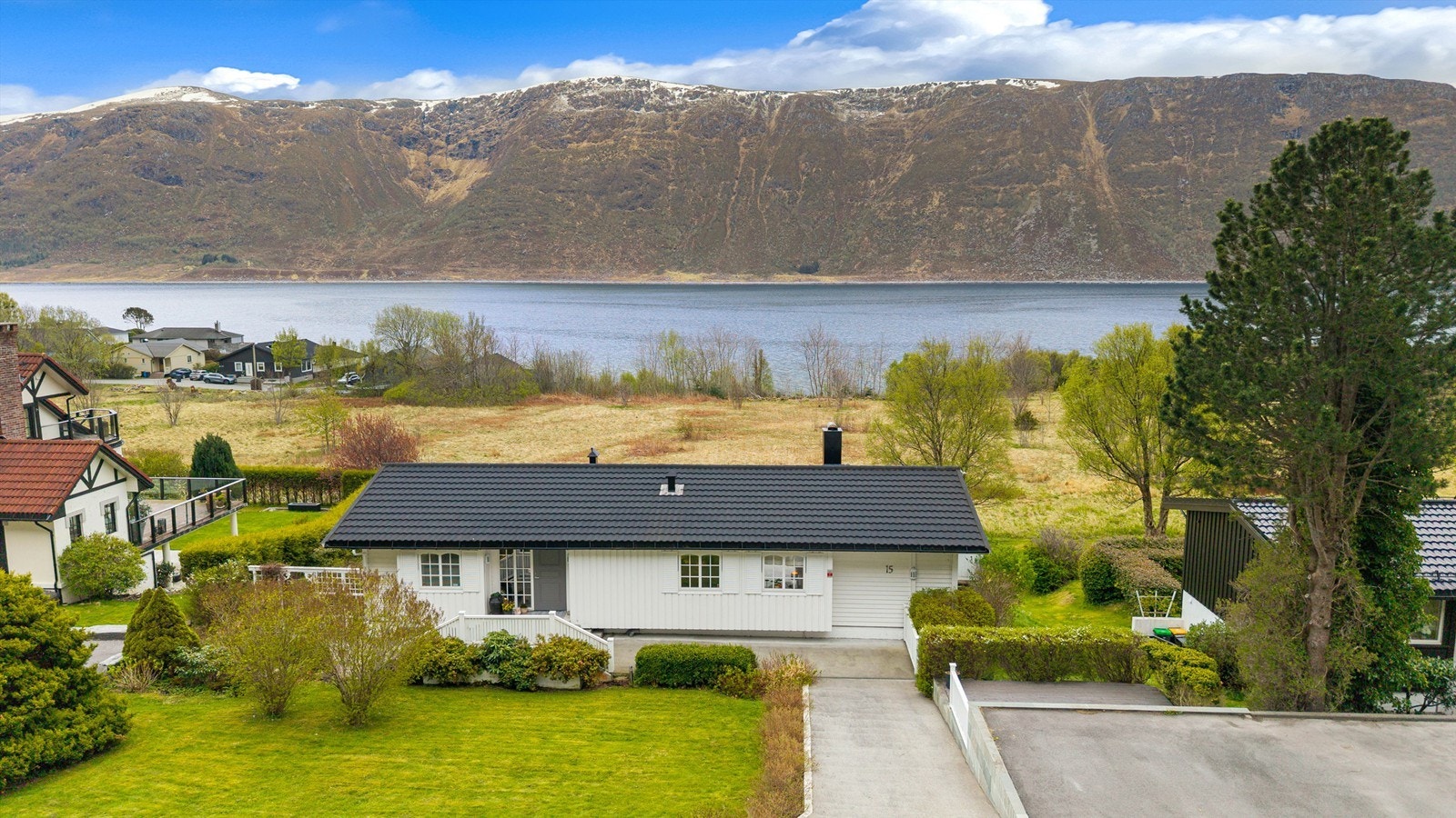 Beliggenheten byr på nærhet til sjøen med muligheter for bading og fiske Galleribilde